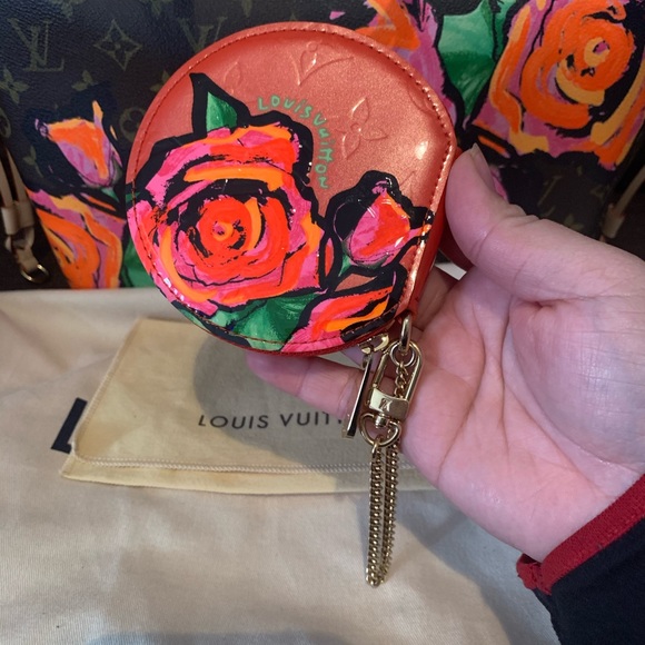 Authentic LV Roses coin pouch - Picture 2 of 9